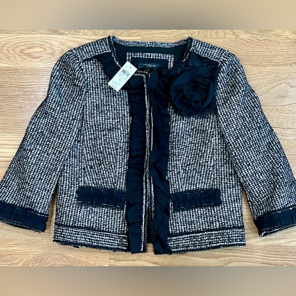 NWT Ann Taylor blazer, size 4, beautiful